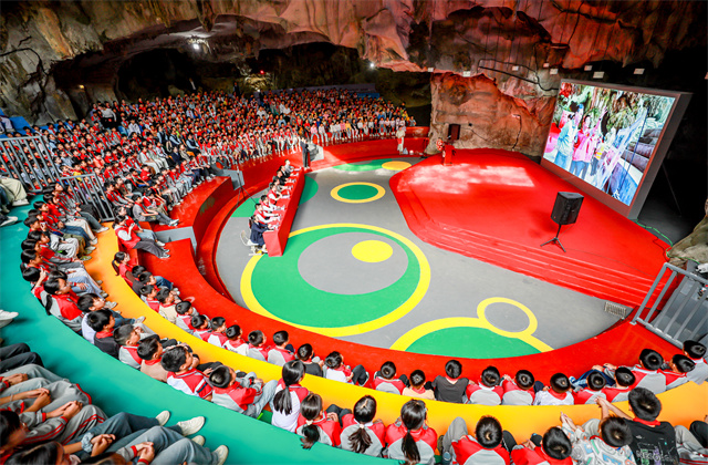 PA平台
·覃排小学溶洞礼堂启用仪式暨第十二届“爱心妈妈”公益助学活动圆满举行